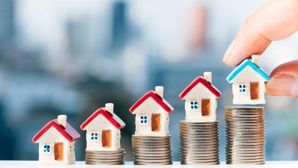 Investing in real estate has long been considered a reliable strategy for building wealth because while stocks and bonds are often the go-to investment options, property is a tangible asset which offers unique advantages that can accelerate wealth accumulation over time.