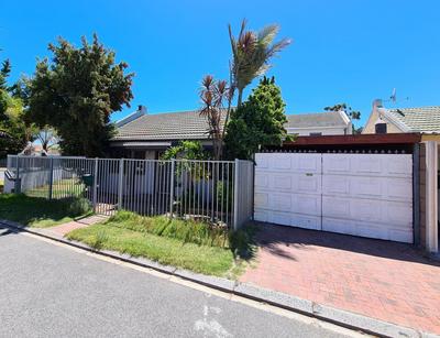 Townhouse For Rent in Protea Heights, Brackenfell